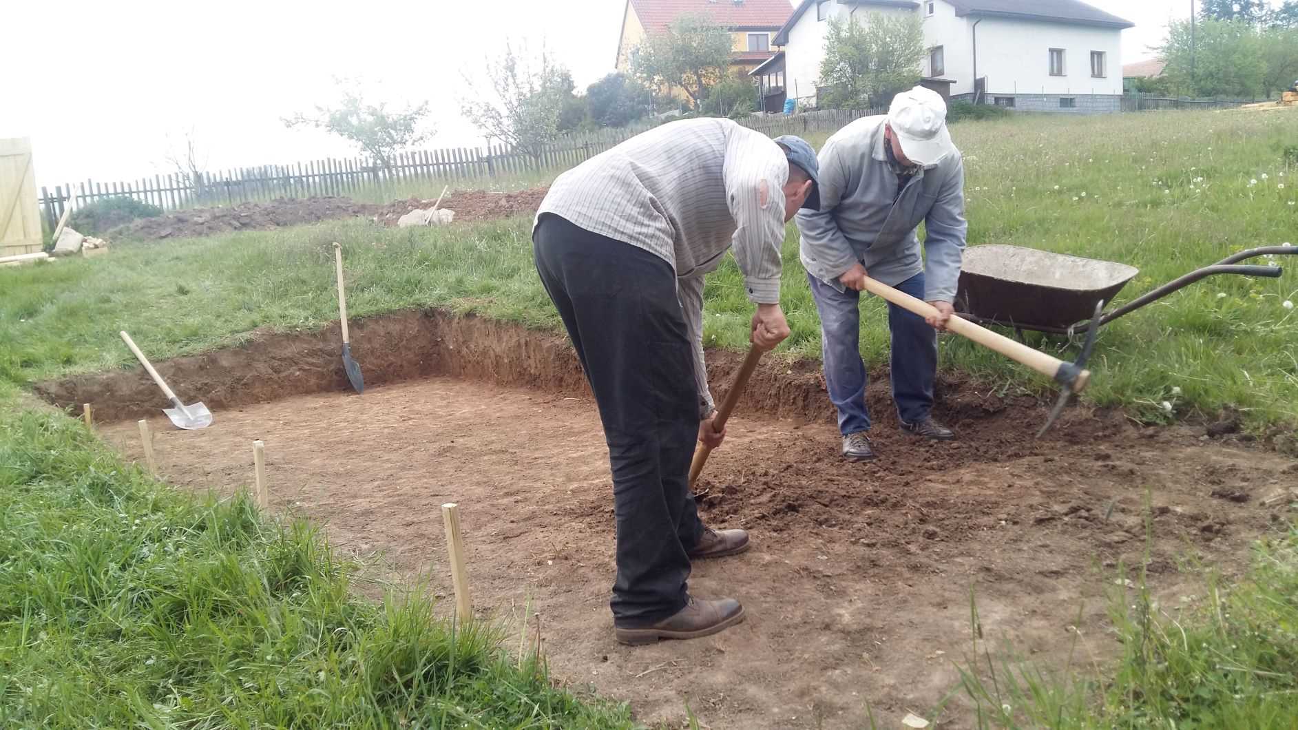 výkop základů letní kuchyně